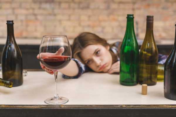 Почему женщинам нельзя пить НИ КАПЛИ алкоголя? Безопасная доза — ноль!